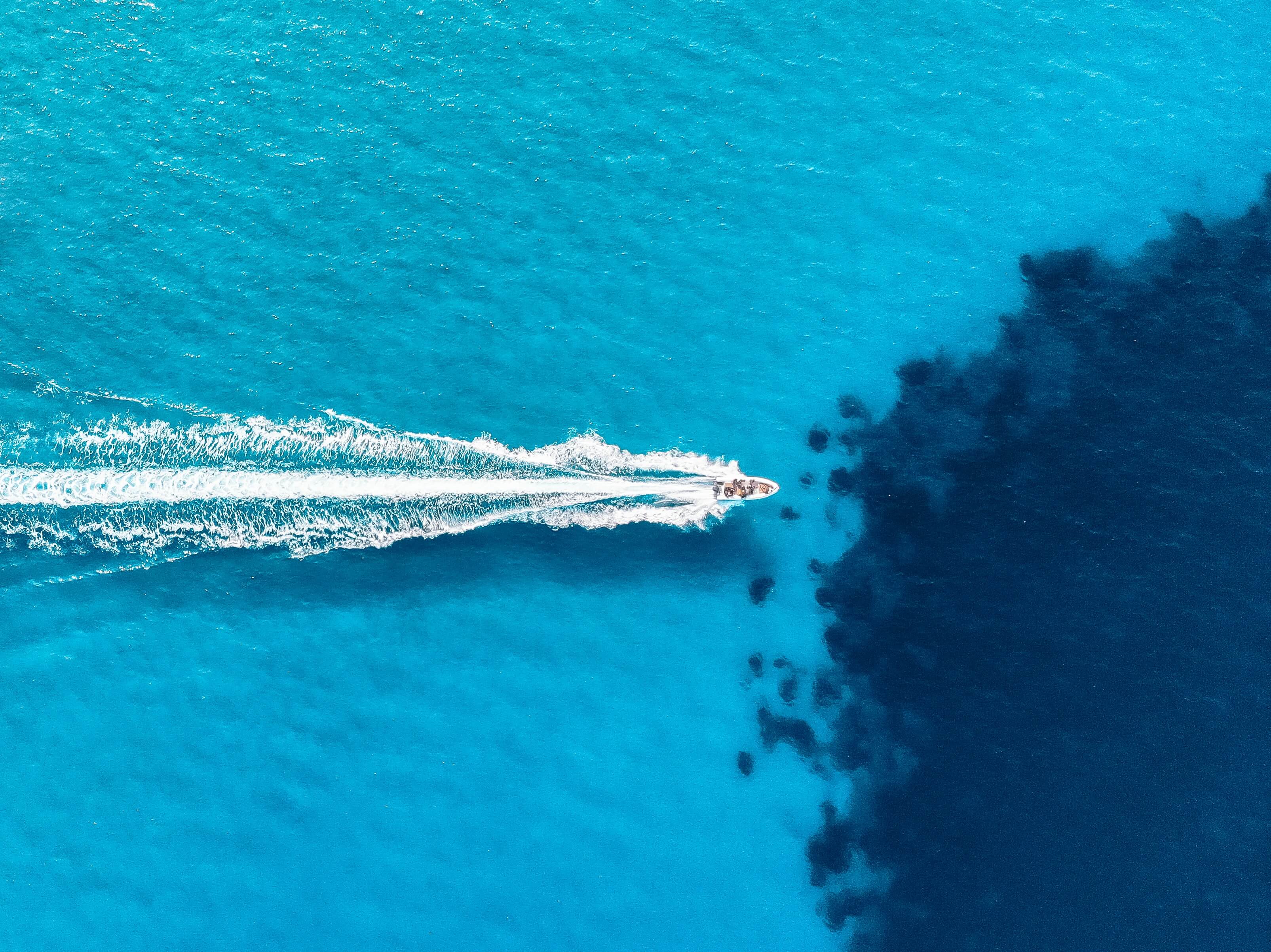 Schnellboot in blauem Wasser
