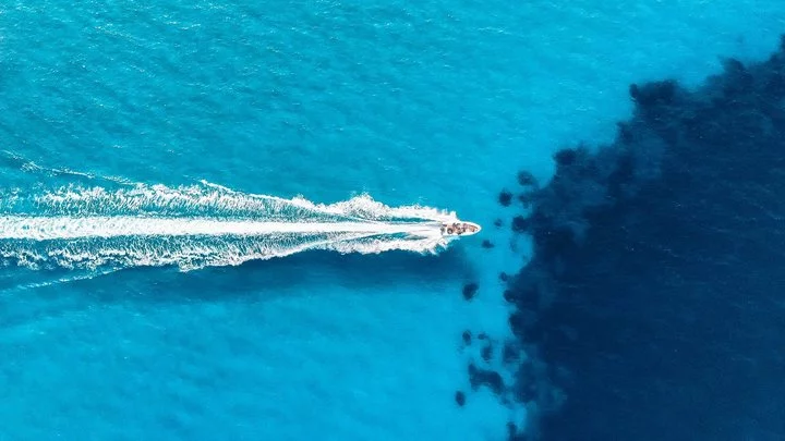 Schnellboot in blauem Wasser